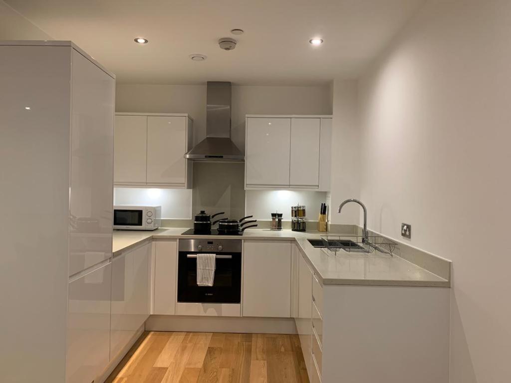 Modern 2 Bed 2 Bath Apartment In Central Croydon! Esterno foto